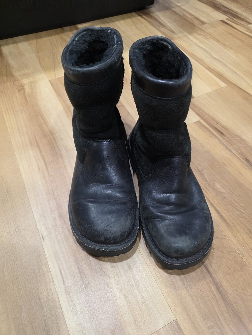 Women's UGG Black Leather Winter Boots with Shearling Lining SIZE 7